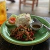 ผัดกระเพราร้านนี้ดีมาก หมูไม่มีมันติดมาเลย และที่สำคัญไม่มีถั่วฝักยาว