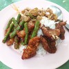 ราดพะแนงเนื้อ+ถั่วผัดพริกแกง+ทอดมัน (จานนี้ 50 บาท)