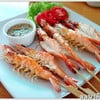 กุ้งขนาดกำลังกิน  ผ่าหลังเสียบไม้ให้ตัวตรงๆ  ย่างแบบสุกกำลังดี  ปรุงรสด้วยเกลือเ