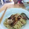 บะหมี่แห้งราดน้ำซอส