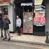 คุณลุงเจ้าของร้านออกมาเรียกลูกค้าเองเลย