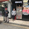 คุณลุงเดินมาต้อนรับเราใหญ่เลย แถมพูดภาษาไทยด้วย