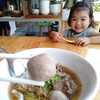 น้องบัวลูกของเจ้าของร้าน มาคอยต้อนรับลูกค้า