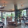 ร้านกว้างขวาง มีเก้าอี้โต๊ะ หลายมุม ฟรีwifi
