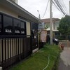 ร้านตั้งอยู่ในบ้านเจ้าของร้าน มีป้ายบอกไว้ชัดเจน