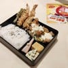 เบนโตะกุ้งและไก่เทมปุระราดทาร์ทาร์ซอส