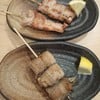 เบคอนพันเห็ดเข็มทองและสะโพกไก่ย่างเกลือ