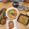 สั่งจัมปง ไก่ทอดเกาหลีกรอบๆซอสหวานๆเผ็ดๆได้กลิ่นเหมือนกลิ่นมันๆถั่วๆค่ะ อร่อยดี 