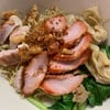 บะหมี่เกี๊ยวกุ้ง หมูแดง หมูกรอบ บะหมี่เกี๊ยวกุ้ง หมูแดง หมูกรอบ