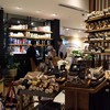 ภายในร้าน มีของที่ระลึกที่เป็นสไตล์บาหลีแท้ๆขายด้วยค่ะ