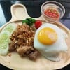 ข้าวไก่กระเทียมกร๊อบ ไข่ดาว