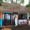 ร้านเป็นบ้านหลังเล็ก มีแอร์เย็นเจี๊ยบ สีสันฮาวายสุดๆ