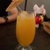 ค็อกเทลสีส้ม มีส่วนผสมจากส้ม สัปปะรด และวอดก้า ดูเป็นมิตร ดื่มง่าย รสเปรี้ยวหวาน