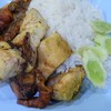 ไก่ย่างที่นี่เค้าจะพรมน้ำกะทิ  เป็นสูตรเฉพาะทางร้าน หอมดี ฉ่ำๆไม่เเห้งให้เยอะมาก