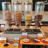 มีcerealให้เลือก4อย่าง ผลไม้แห้งให้เลือกทานกับcereal จะทานกับโยเกิร์ต หรือนมสดก็