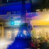 หน้าร้านมีหอ Eiffel จำลองบ่งบอกชนิดอาหารชัดเจน