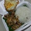 ข้าวสวนนิ่มๆร้อนๆ ทานคู่กับหมูชิ้นนิ่มๆ ในน้ำเครื่องแกงคล้ายๆกับรสยำ แต่มีความสด