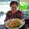 คุณนายปราณีกินผัดไท