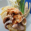 ผัดไทยเส้นจันท์ทะเลพิเศษห่อไข่