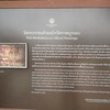 ป้ายอธิบายรายละเอียดเกี่ยวกับลักษณะและตำแหน่งจิตรกรรมฝาผนัง
