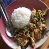 เขียวหวานไก่ผัดแห้งราดข้าว เขียวหวานไก่ผัดแห้งราดข้าว