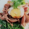 ร้านนี้จะใส่คะน้า​ลวกแทนผักกาดดอง