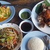 ร้านนี้อยู่ในตัวเมืองชะอำ บริเวณนี้เป็นร้านหมูหันทั้งแถบ จอดรถริมทางได้เลย ตัวร้