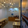 ร้านเล็กหนึ่งคูหา มี 20 ที่นั่ง