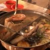ร้านจะเสิร์ฟชุดแรกให้แบบจานใหญ่จัดเต็ม รวมกุ้ง ลูกชิ้นพรีเมียม เป็นไลน์อาหารที่ค