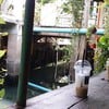 ที่นั่งห้อยขาริมคลองเล็กๆ