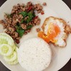 ข้าวกระเพราะหมูสับไข่ดาวเยิ้ม