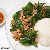 หมูสับผัดกระเทียมพริกไทยใบโหระพากรอบ