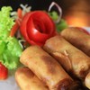 ปอเปี๊ยะทอด มีทั้งปอเปี๊ยะผัก ปอเปี๊ยะเผือก เสริฟกับน้ำจิ้มหวาน