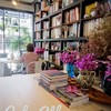ชั้นหนังสือขนาดใหญ่เต็มผนัง มีไว้บริการสำหรับลูกค้าที่นั่งทานในร้าน