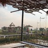 บรรยากาศด้านข้างของทางร้าน มีพื้นที่ให้ถ่ายรูปเต็มไปหมด
