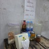 บนโต๊ะอุปกรณ์ครบครัน มีทิชชู่กับน้ำเปล่าฟรีให้ด้วย