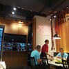ครัวของร้านค่า บรรยากาศน่านั่ง มีพนักงานดูเเลตลอด