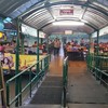 ทางลงมีทางลาดสำหรับรถเข็นผู้สูงอายุด้วย อันนี้ดีค่ะ