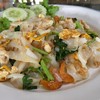 ก๋วยเตี๋ยวคั่วไก่หลายร้านไม่ใส่กุ้งแห้งถ้าใส่ก็ตัวเล็กที่เดอวาใส่มาตัวใหญ่ๆ