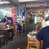 ร้านสบายๆจอดรถด้านหน้าและด้านใน