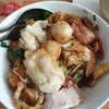 สั่งบะหมี่เกี๊ยว หมูแดง หมูกรอบมา เทออกมาตกใจกับเครื่องที่มาเยอะมาก เกี๊ยวตัวใหญ