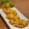 แซลมอลย่างท้อปด้วยชีส