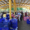 คนที่มาซื้อมีทั้งนักท่องเที่ยว คนในพื้นที่ และพอค้าแม่ค้าครับ