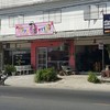 ร้านเป็นสีชมพู ด้านข้างเป็น CJ mart ครับ
