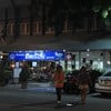 ฝั่งตรงข้ามร้านเป็นที่จอดรถ