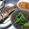 ปลากระพงทอดน้ำปลา กุ้งอบวุ้นเส้น และต้มยำรวมมิตรทะเล