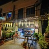 สามารถมานั่งทานที่ร้านได้ค่ะมีที่จอดรถกว้างขวางมีเบียร์วุ้นเย็นๆให้บริการ