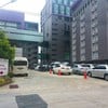 ทางเข้าที่จอดรถด้านหลัง