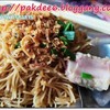 เส้นหมี่ขาวผัดมาง่าย ๆ โรยด้วยหอมเจียว แกล้มกับซี่โครงหมูเข้ากันมาก
