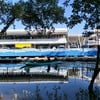 มีเรือแล่นผ่าน